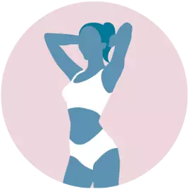 Una donna in un top bikini e in intimo